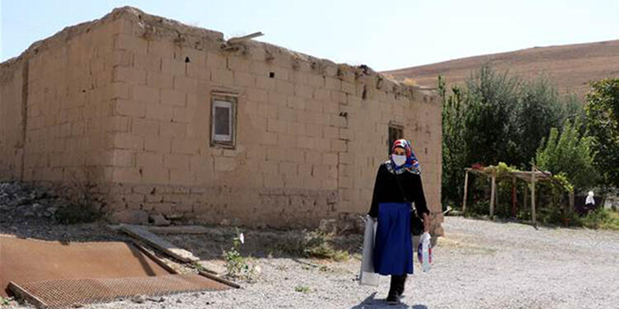 Helal olsun sana genç öğretmen! Elinde tahtasıyla kapı kapı dolaşıyor