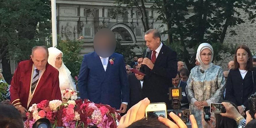 Nikah şahitliğini Cumhurbaşkanı Erdoğan ve eşi Emine Erdoğan yapmıştı! AKP'yi övdüğü kitabını kendisi toplattı