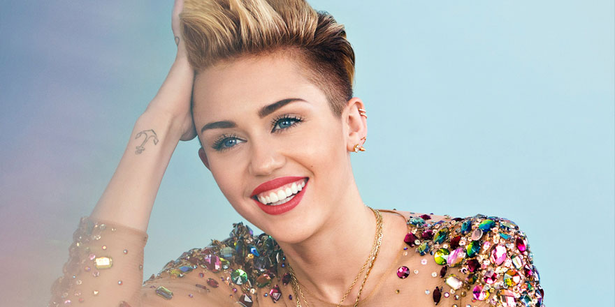 Miley Cyrus’un kolyesine dikkat