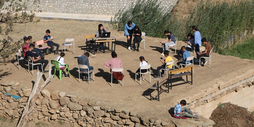 Memleketten manzaralar! Uzaktan eğitimi ahır damında alıyorlar