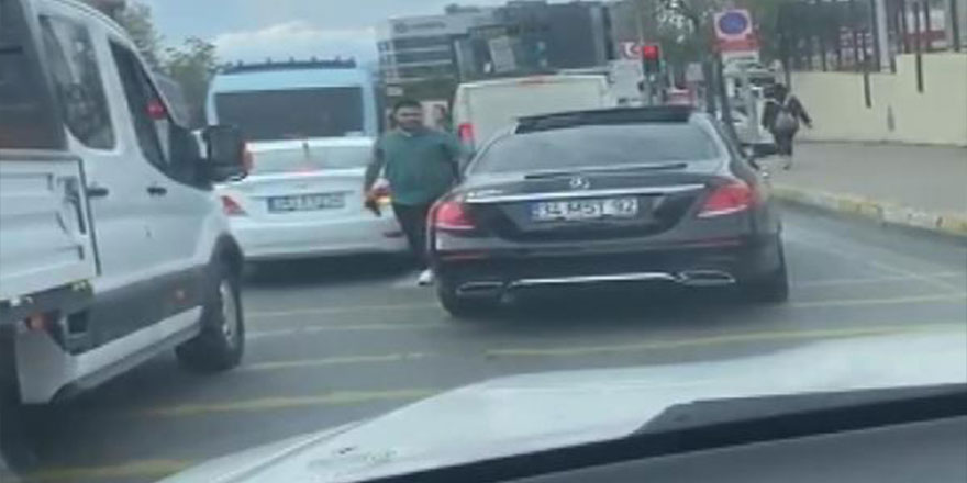 İstanbul Pendik'te pes dedirten görüntü! Aracına sürttü diye...