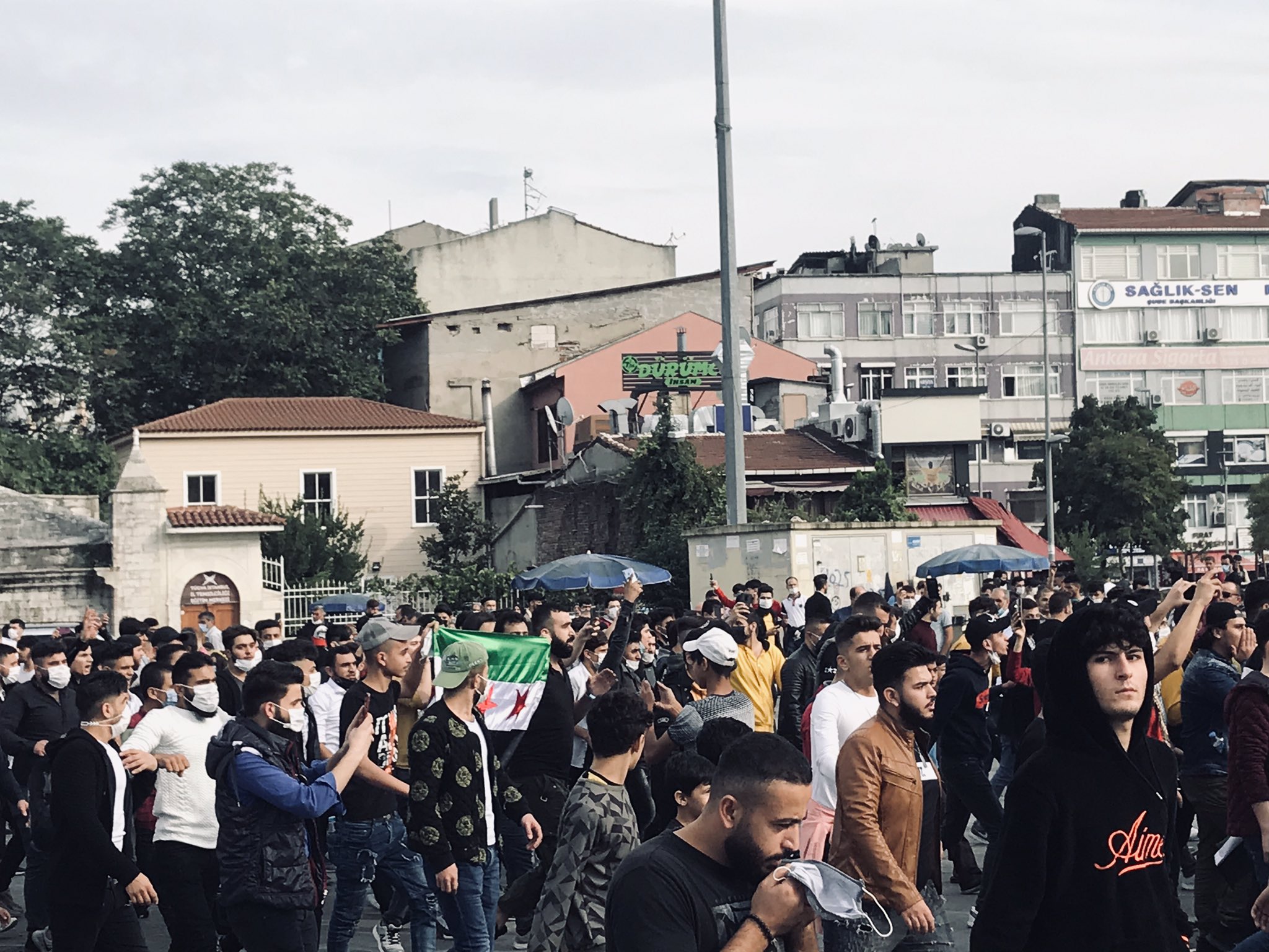 İstanbul Fatih Aksaray Meydanı'nda Özgür Suriye Ordusu bayraklarıyla eylem!