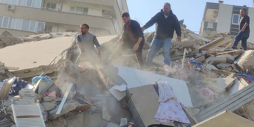 İzmir'deki korkutan depremden ilk görüntüler