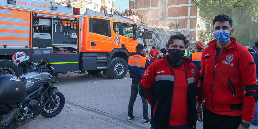 Enkaz altındaki anne ve 2 çocuğuna ulaşan UMKE ekibi o anları anlattı