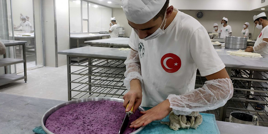 Gaziantep’li ustalar mor baklava yaptı