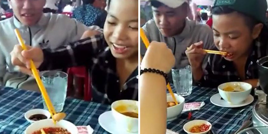 Vietnam'da gençler büyük hindistancevizi kurtlarını canlı canlı yediler 