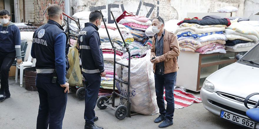 İzmir'de depremzedelerin battaniyelerini satmaya çalıştılar!