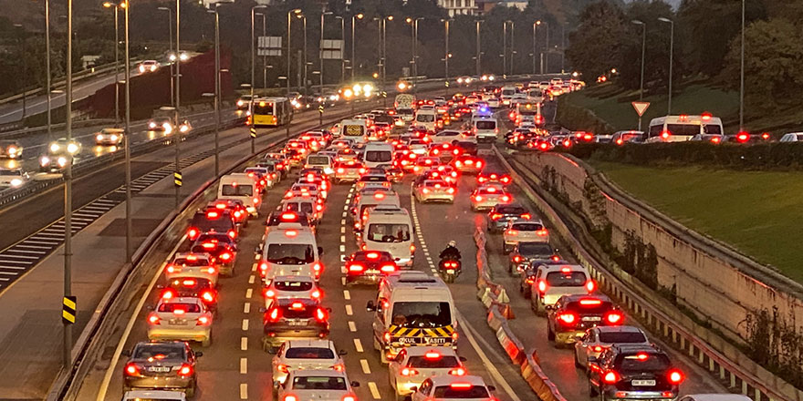 İstanbul haftaya yoğun trafikle başladı!