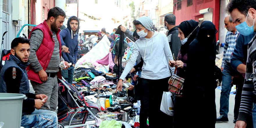 Adana'da bit pazarında korona virüs hiçe sayıldı!