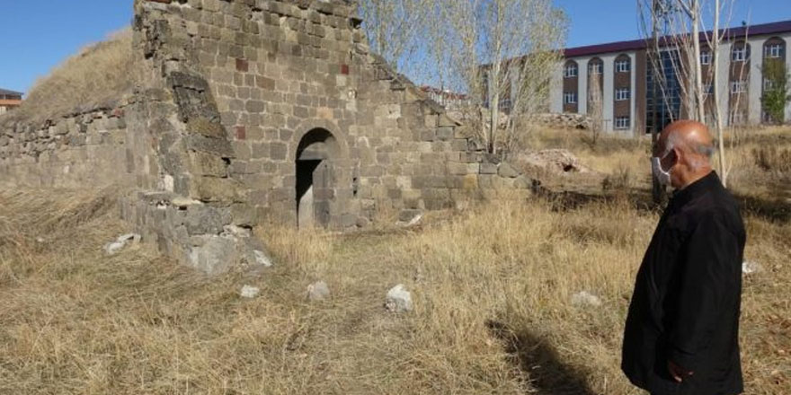 Erzurum'da define avcıları 160 yıllık tarihi talan etti