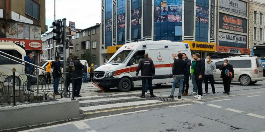 Tramvay beklerken kalp krizi geçirdi