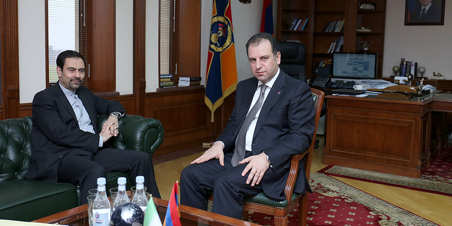 Ermenistan savunma bakanı istifa etti!