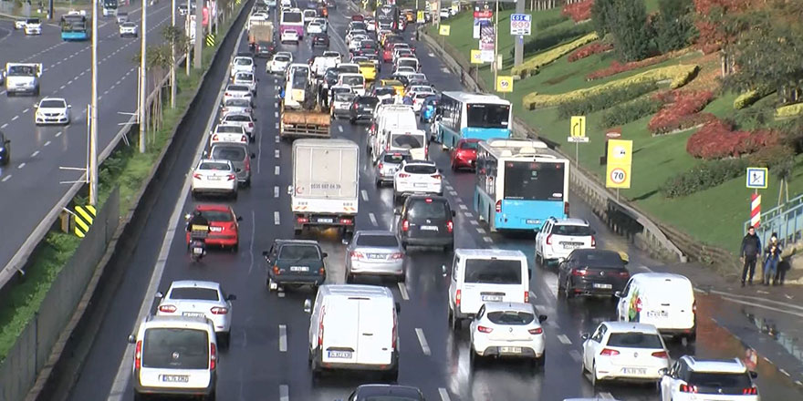 Sokağa çıkma kısıtlaması sona erince Ataşehir'de trafik yoğunluğu oluştu!