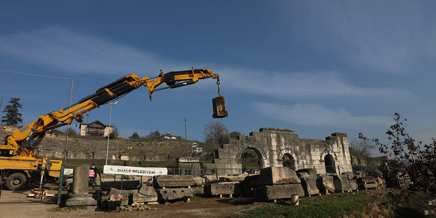 Düzce'de antik kent kazılarında bebek iskeleti bulundu