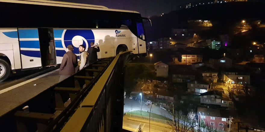 Kocaeli'de korkutan anlar! Refüje çarpan otobüs viyadükte asılı kaldı