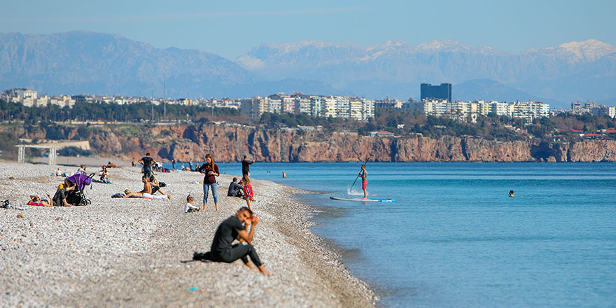 Antalya'da turistler denizin keyfini çıkardı!