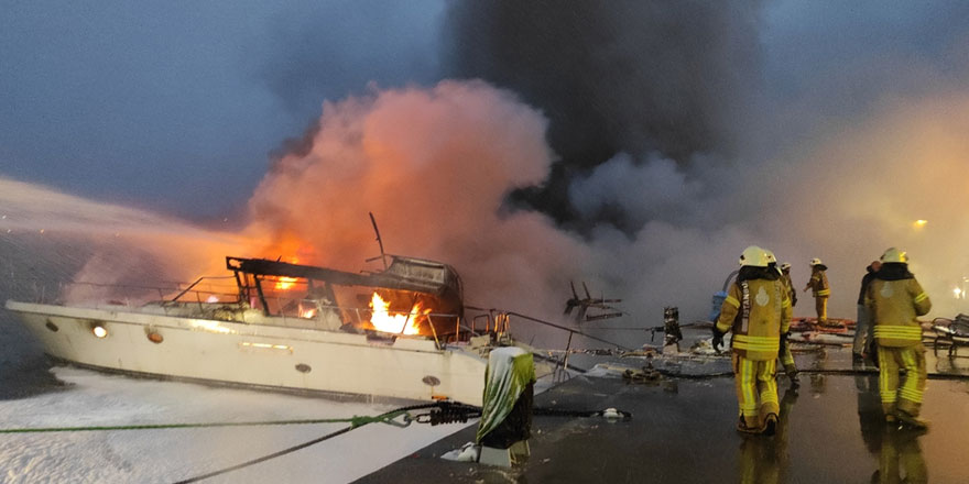 Bebek Sahili'nde tekne alev aldı!