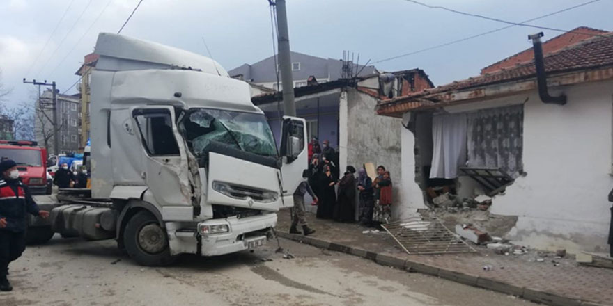 Bursa İnegöl'de Ferhat Aslan isimli genç, televizyon izlerken eve giren TIR nedeniyle yaralandı