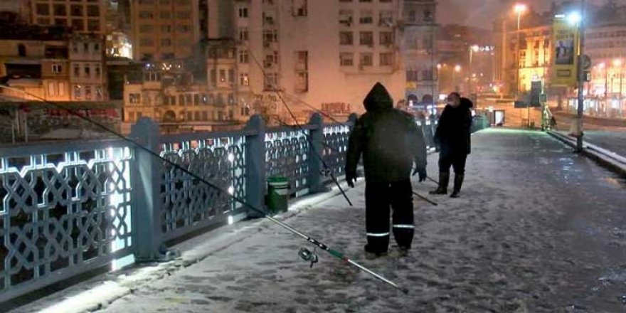 Kısıtlama bitti! Oltasını kapan Galata Köprüsü'ne koştu