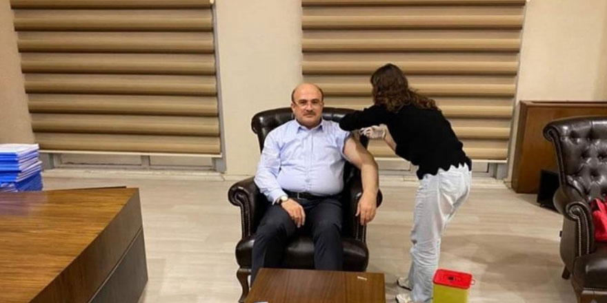 Gaziantep'te AKP’li başkan makamında aşı oldu