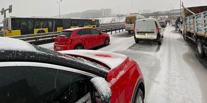 Beylikdüzü'nde yol kardan kapandı!