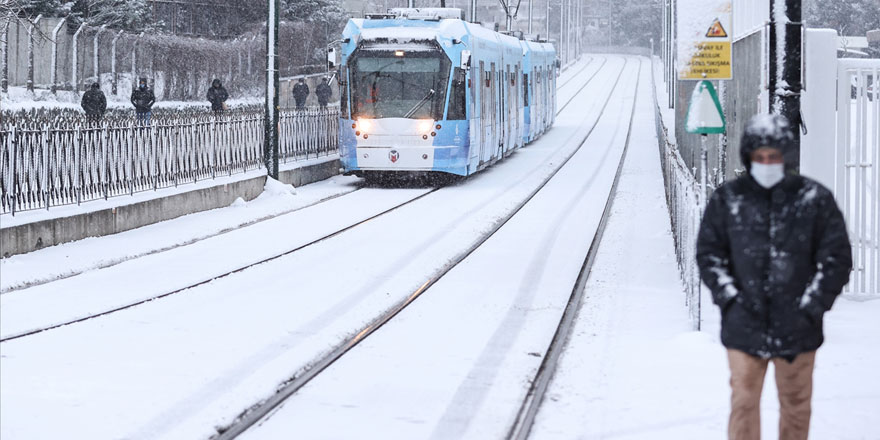  İstanbul'da kar yağışı, bazı bölgelerde etkisini sürdürüyor