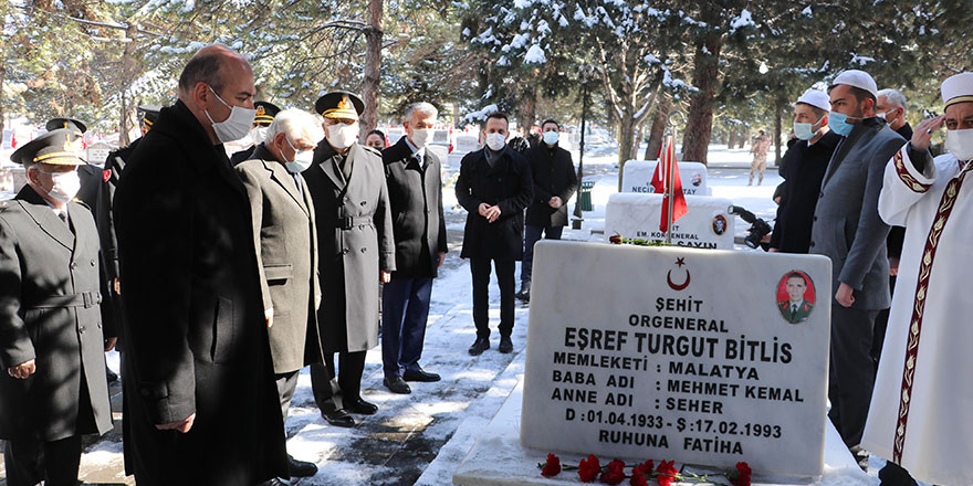 Süleyman Soylu  Eşref Bitlis'in mezarı başında anma törenine katıldı!
