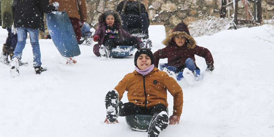 Haberler peş peşe geliyor! Okullar için tatil kararı