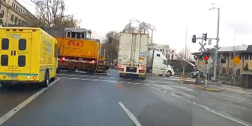 Trafikte şoke eden olay! Saniyeler içinde paramparça etti 