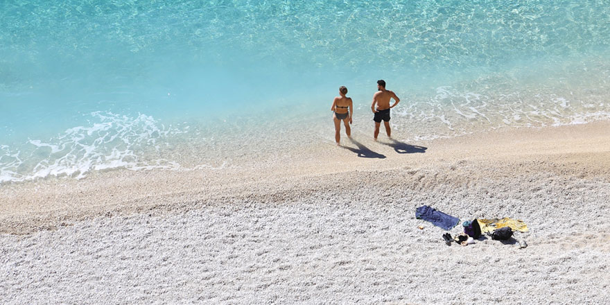 Hayat turistlere güzel! Antalya'da güneş ve denizin keyfini doyasıya çıkardılar 