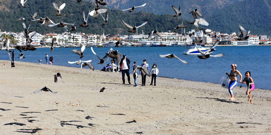 Cuma'ya kadar böyle! Marmaris'te güneşi gören sahile koştu  