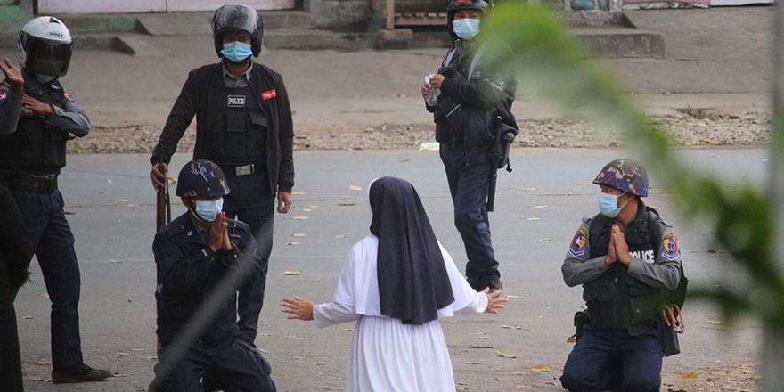 Dünyanın konuştuğu fotoğraf: Rahibe diz çöküp polislere böyle yalvardı!