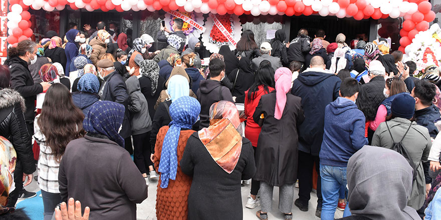 Sivas'ta market açılışında 'indirim' izdihamı