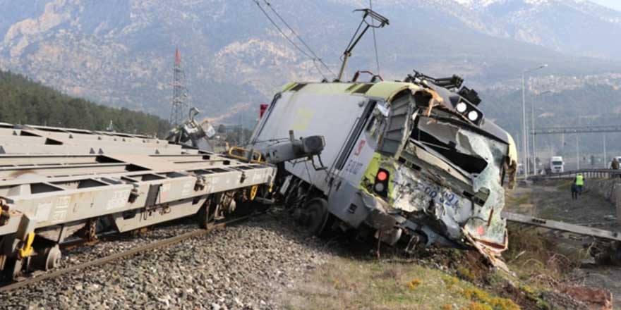 Adana Pozantı'da yük treni raydan çıktı!