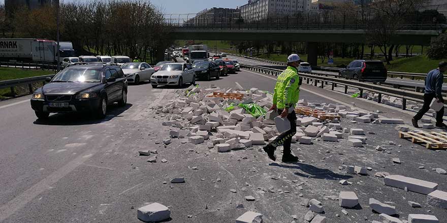 Bakırköy'de tuğla yüklü TIR devrildi!