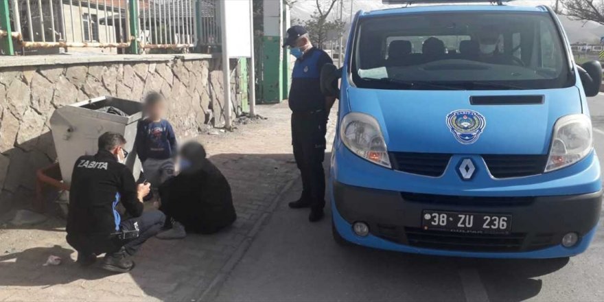 Çöpten yemek yiyor vatandaşlardan para dileniyordu... Zabıtalar yaşadığını evi görünce şoke oldu