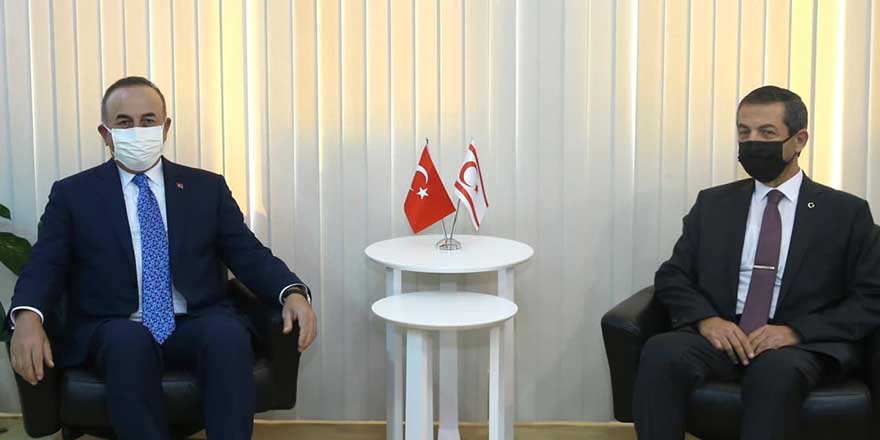 Bakan Mevlüt Çavuşoğlu KKTC Dışişleri Bakanı Tahsin Ertuğruloğlu ile görüştü