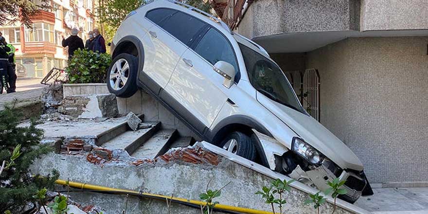 Cip 5 katlı binanın bahçesine uçtu! O anlar kamerada