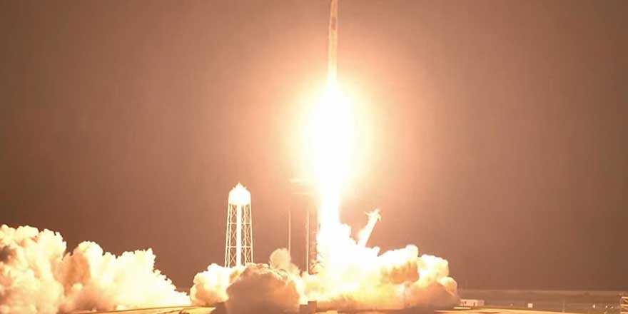 Dünya nefesini tuttu: SpaceX 4 astronotu uzay istasyonuna gönderdi