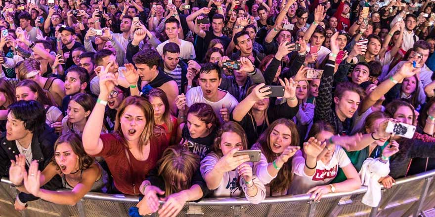 Maske yok, korku yok! Darısı başımıza. Yeni Zelanda'da 50 bin kişilik konser