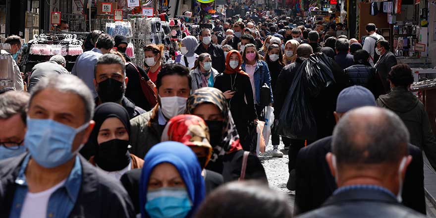 İstanbul'da korona pazarı! Yasak paniği izdiham yarattı