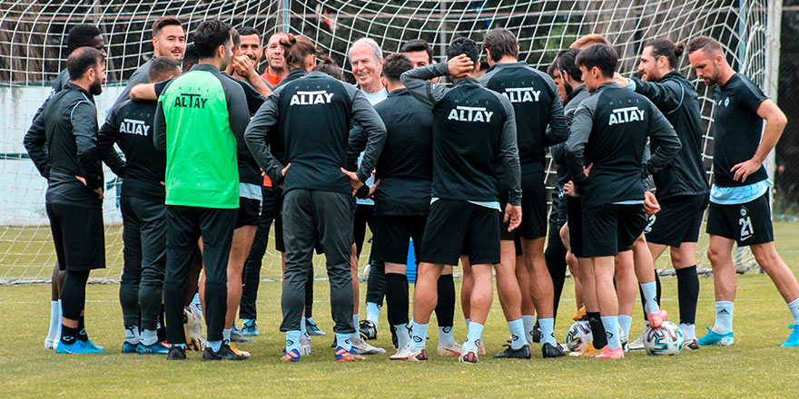 Mustafa Denizli neşteri vurdu! Altay'da 6 isim kadro dışı