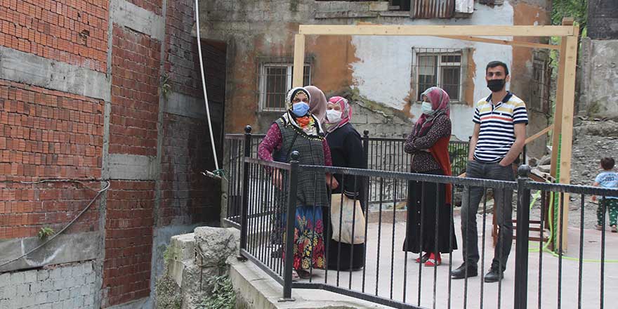 Rize'de vatandaşlar korkudan eve giremiyorlar: Ev yıkılıyor zannediyoruz!