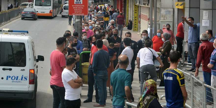 Gaziantep'te tam kapanmada PTT kuyruğu!