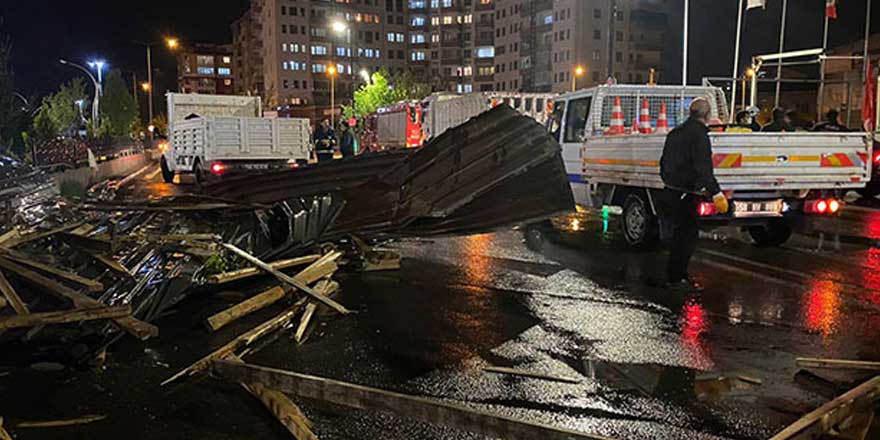 Sivas'ta şiddetli rüzgar çatıları uçurdu