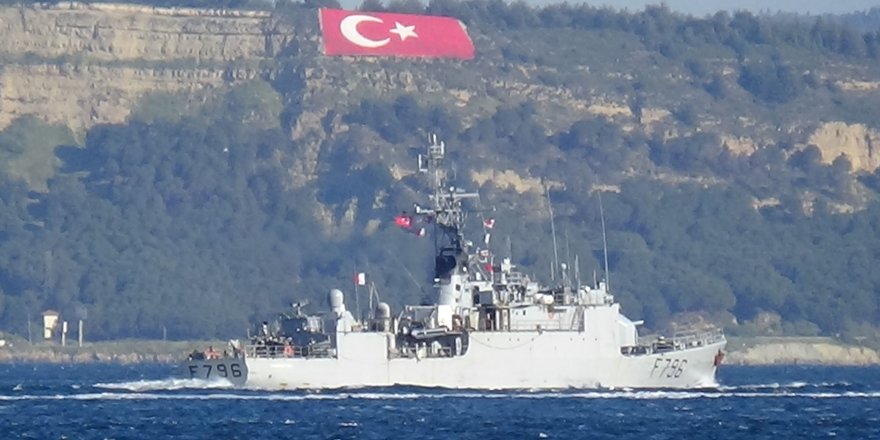 Fransız Savaş Gemisi Çanakkale Boğazı'ndan geçti