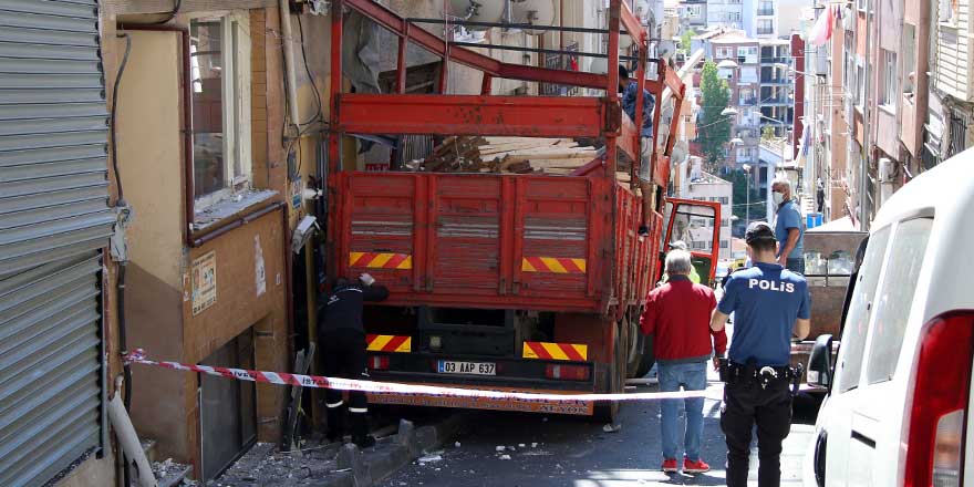 Şişli'de faciadan dönüldü! Kamyon binalara sürterek durabildi