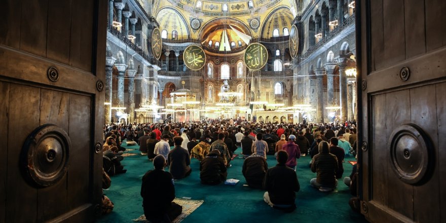 Ayasofya'da 87 yıl sonra ilk Ramazan Bayram namazı kılındı