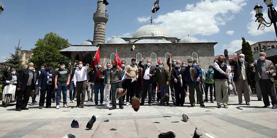 Erzurum'da ilginç israil protestosu: Cuma Namazı sonrası kameranın karşısına geçtiler