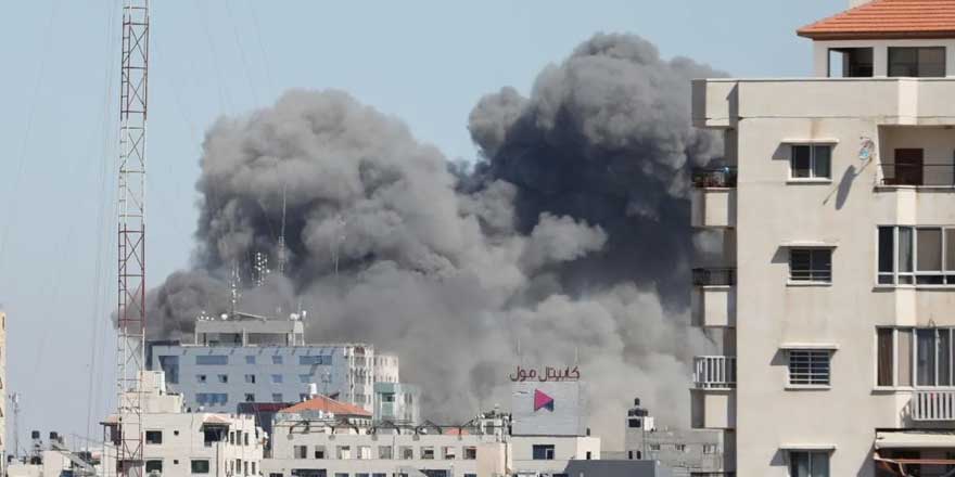 Son dakika... İsrail Gazze’de 13 katlı medya binasını vurdu